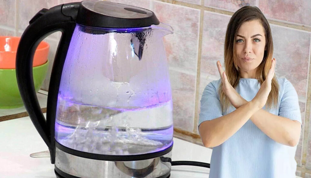 Чому не можна пити двічі кип’ячену воду, та чим саме вона шкідлива
