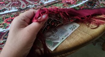 Чому усі заможні люди кладуть гроші під скатертину, та як правильно це робити