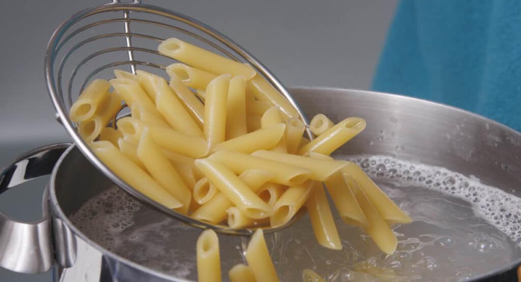 Выложить макароны в кипящую воду. Макароны в кастрюле. Отварить спагетти. Кастрюля для спагетти. Макароны варить в кипящей воде или холодной.